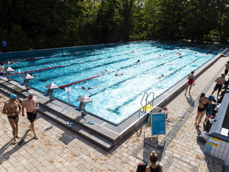 Besucher im Freibad Kreuzberg in Berlin