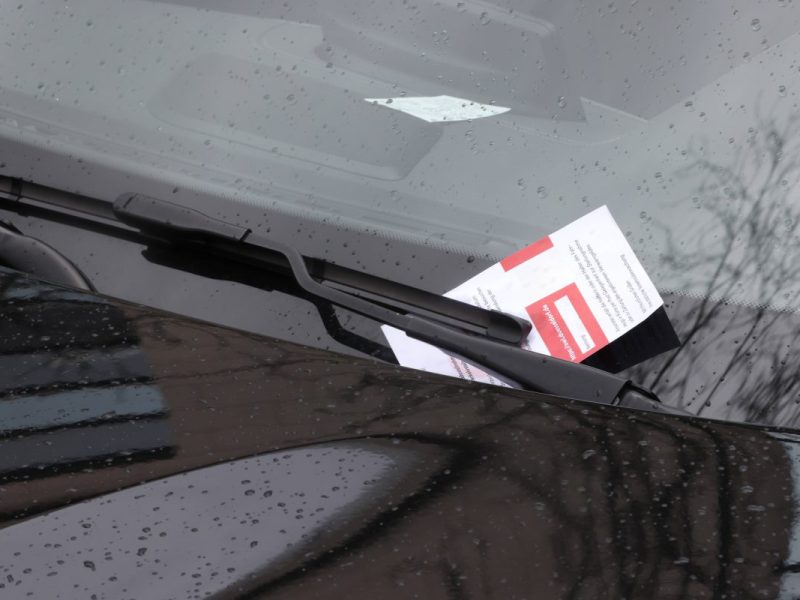 Knöllchen unterm Scheibenwischer am Auto