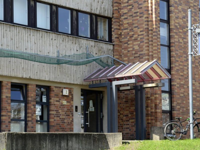 Bild von 2018 Polizeifassade mit Netzten verhängt umfallende Brocken aufzufangen