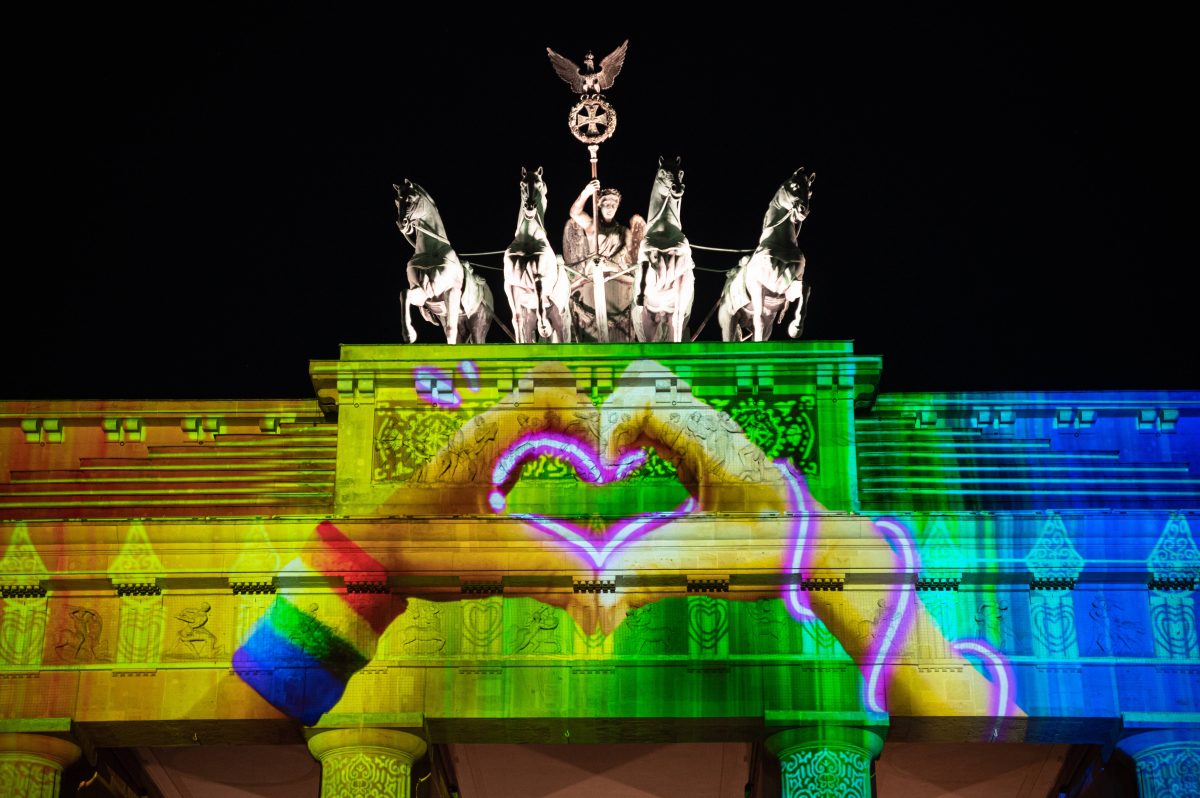 Das beleuchtete Brandenburger Tor im Bezirk Mitte erstrahlt in bunten Farben waehrend des 18. Festival of Lights 2022.