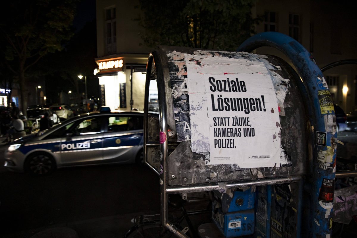 Ein Polizeiwagen vor dem Görlitzer Park