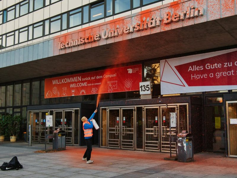 Letzte Generation Farbanschlag TU Berlin