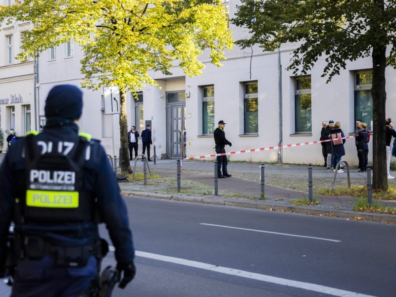 Polizeikräfte stehen vor der jüdischen Gemeinde Kahal Adass Jisroel in der Brunnenstraße in Berlin-Mitte. Auf das Haus mit jüdischen Einrichtungen in Berlin hat es nach Angaben der betroffenen Gemeinde in der Nacht zum Mittwoch einen versuchten Brandanschlag gegeben. Die Gemeinde Kahal Adass Jisroel schrieb auf der Plattform X, früher Twitter, Unbekannte hätten zwei Molotow-Cocktails von der Straße aus in Richtung ihres Gemeindezentrums geworfen.