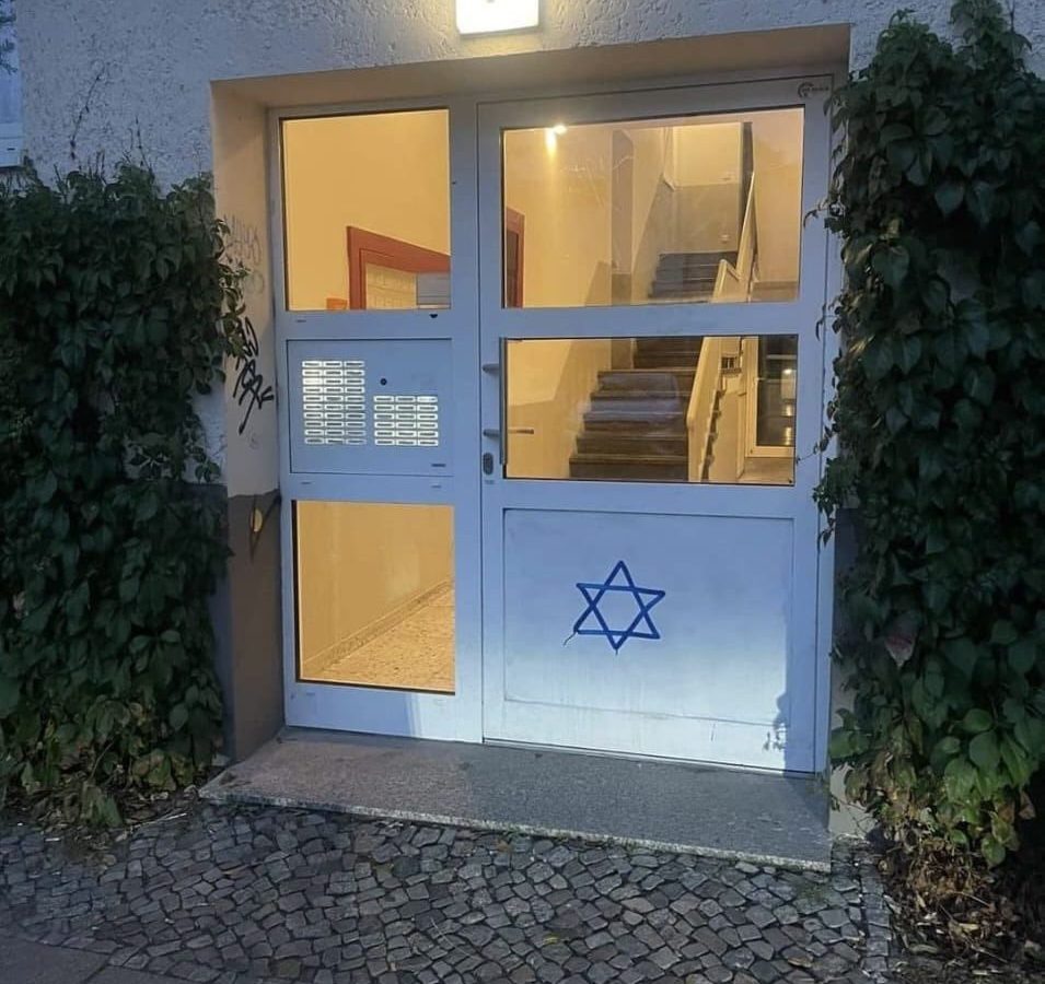 Davidstern auf einer Haustür in Berlin Prenzlauer Berg