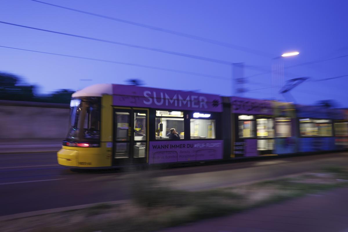 In Berlin zählen Trams zu den beliebtesten Verkehrsmitteln. Jetzt wurde die M10 verlängert.