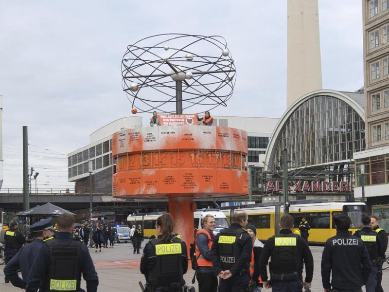 Die Letzte Generation entsetzt mit der Farb-Attacke auf die Weltzeituhr den Schöpfer des Berliner Wahrzeichens am Alexanderplatz.