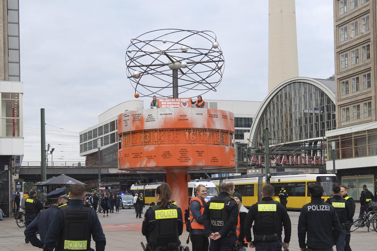 Die Letzte Generation entsetzt mit der Farb-Attacke auf die Weltzeituhr den Schöpfer des Berliner Wahrzeichens am Alexanderplatz.