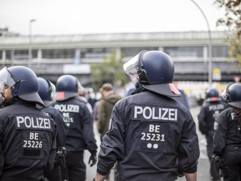 Die Polizei Berlin verbietet erneut Demos in Berlin.