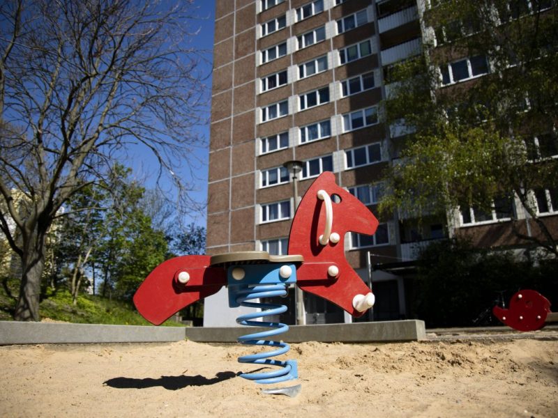 Spielplatz vor einem Plattenbau in Berlin Marzahn