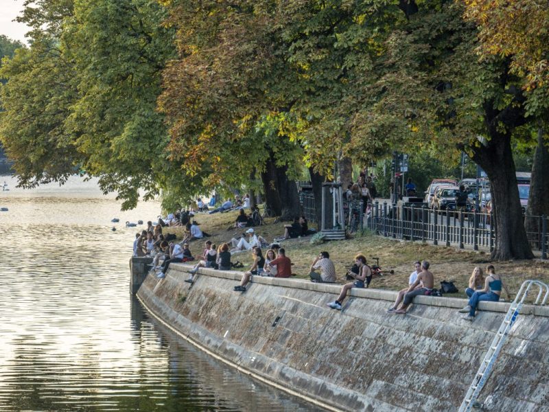 Das Wetter in Berlin treibt die Menschen noch einmal nach draußen.