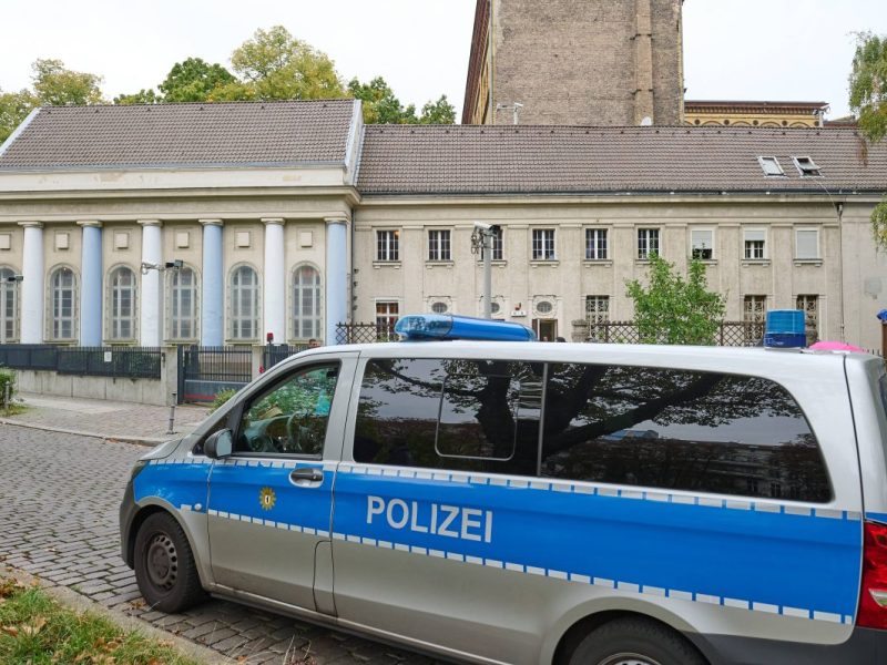 Verstaerkter Schutz vor juedischen Einrichtungen wegen des Kriegs in Israel: Polizei vor der Synagoge am Fraenkelufer im Berliner Bezirk Kreuzberg