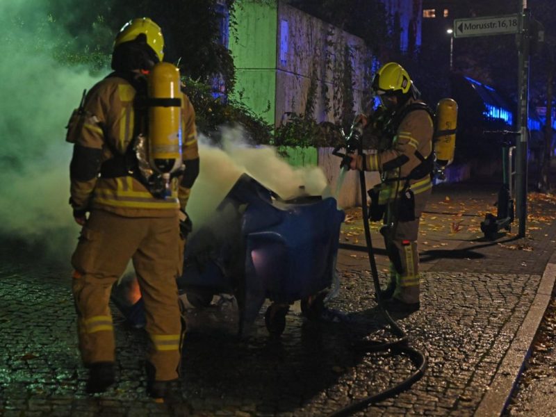 Halloween Nacht Berlin Polizei Böller Eier
