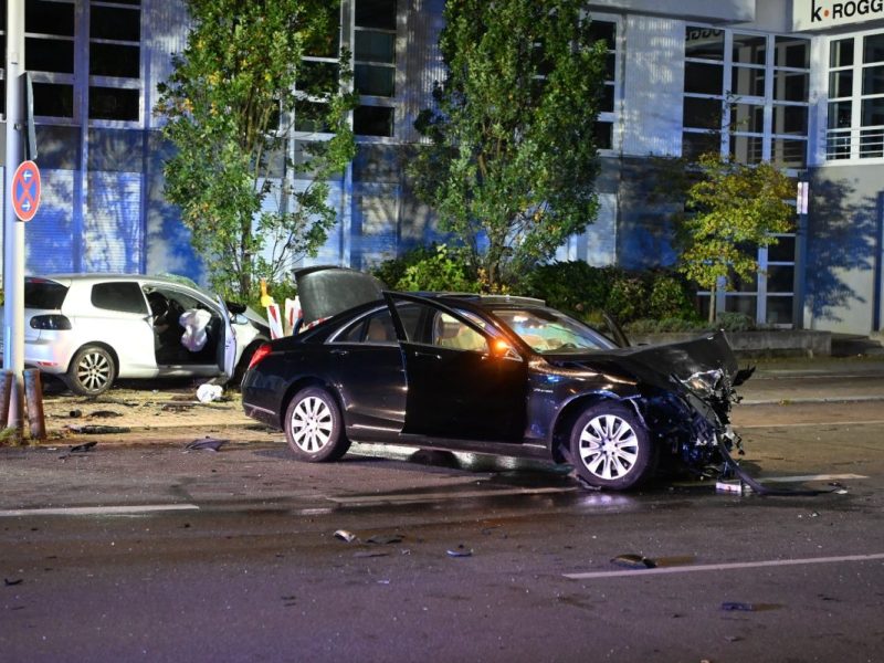 In Berlin ist es in der Nacht zu einem schweren Autounfall gekommen.