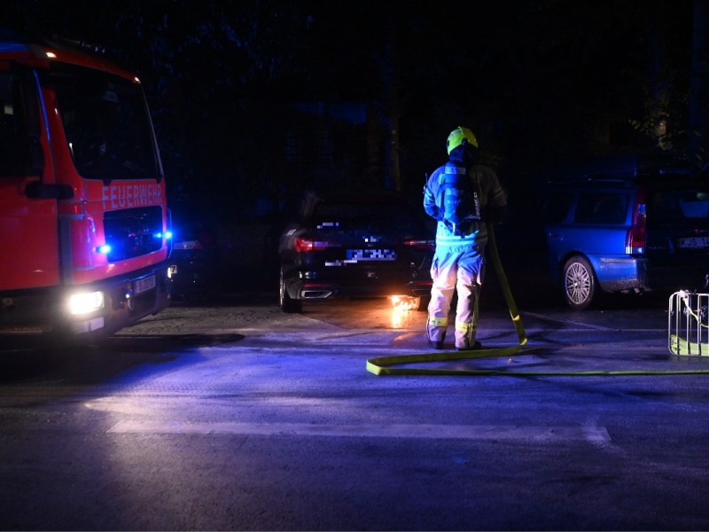 Berliner Feuerwehr löscht Brand an MILES Auto.