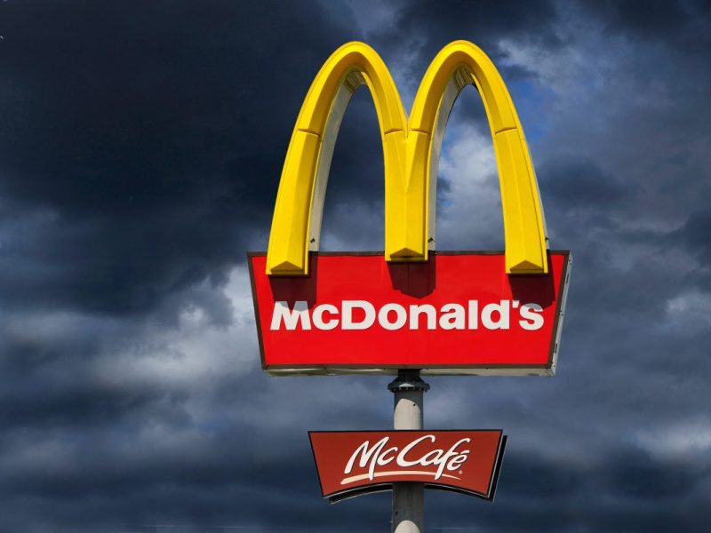 McDonald’s-Kundin blickt auf Rechnung und erstarrt – „Konto im Minus“