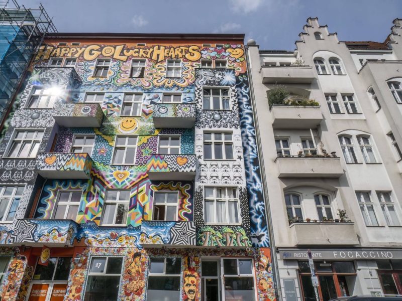 Berlin: Nach jahrelangem Streit – Bezirk lässt Hostelfassade für Unsummen übermalen