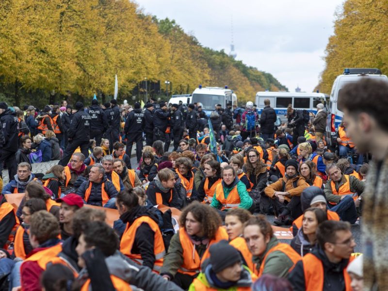 Massenbesetzung der Letzten Generation in Berlin.