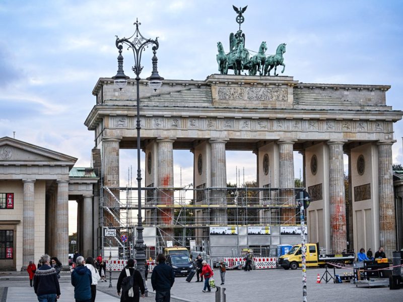 Brandenburger Tor ist eingerüstet worden nachdem die Farbe, die die Letzte Generation angebracht hat nicht weggeht.