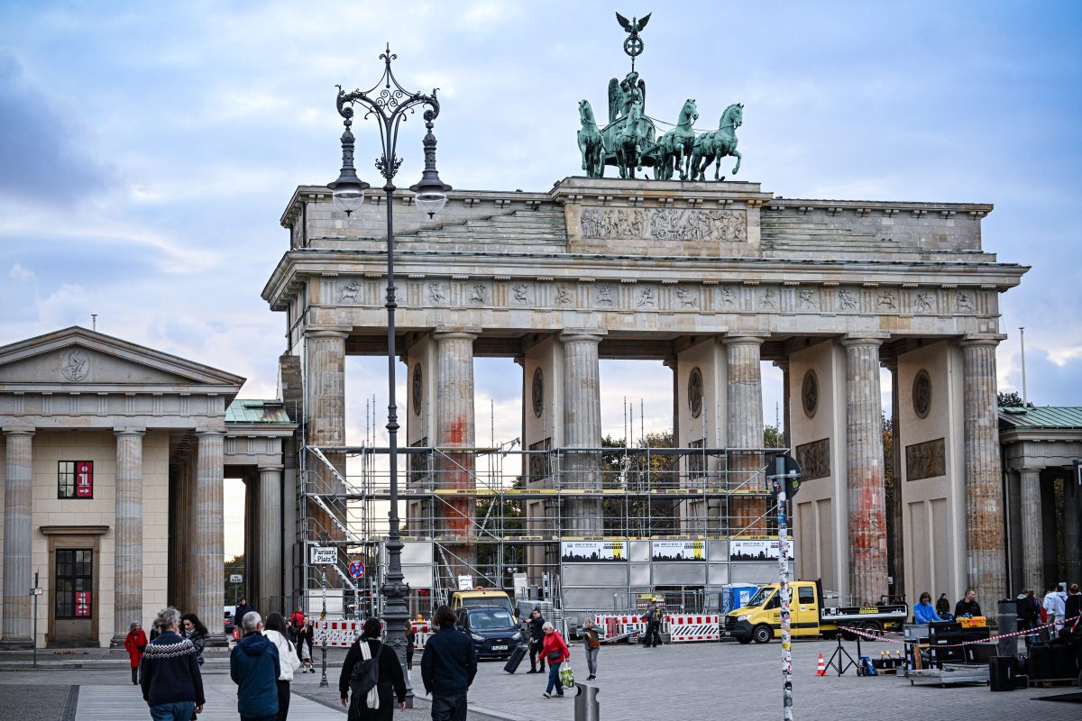 Brandenburger Tor ist eingerüstet worden nachdem die Farbe, die die Letzte Generation angebracht hat nicht weggeht.