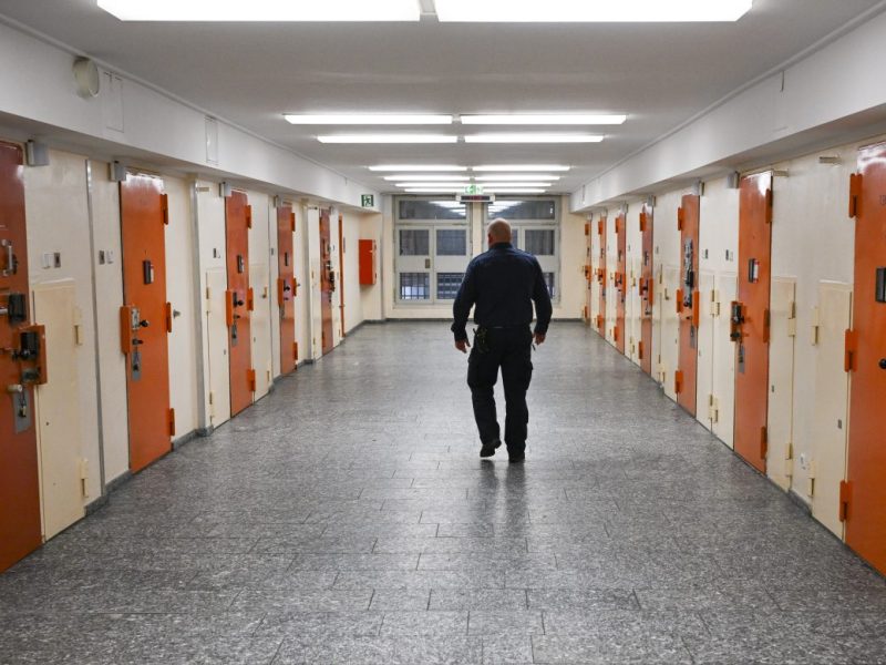 Ein Vollzugsbeamter in einer JVA in Berlin.