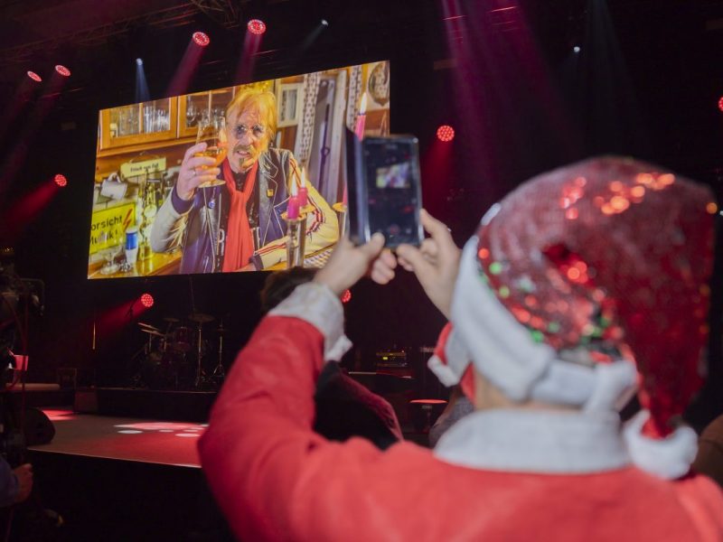 Frank Zander, Sänger, ist bei der 29. Weihnachtsfeier für Obdachlose und Bedürftige des Sängers Frank Zander im Hotel Estrel in einer Videoansprache zu sehen. Der 81-Jährige Zander kann aus gesundheitlichen Gründen nicht persönlich teilnehmen.