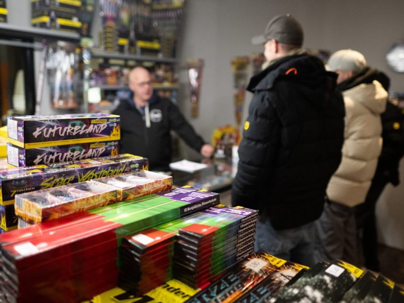 Start des Verkaufs von Raketen und Böllern für Silvester in Berlin.