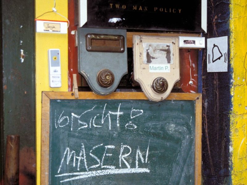 Ein Bild aus 2002 zeigt ein Schild an einem Haus in Berlin.