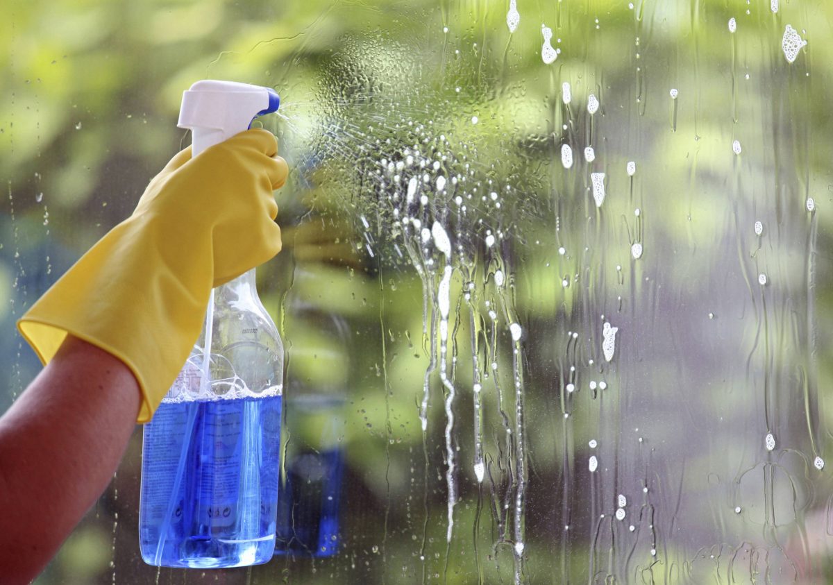 Dieses Hausmittel hilft dabei, deine Fenster streifenfrei zu putzen!