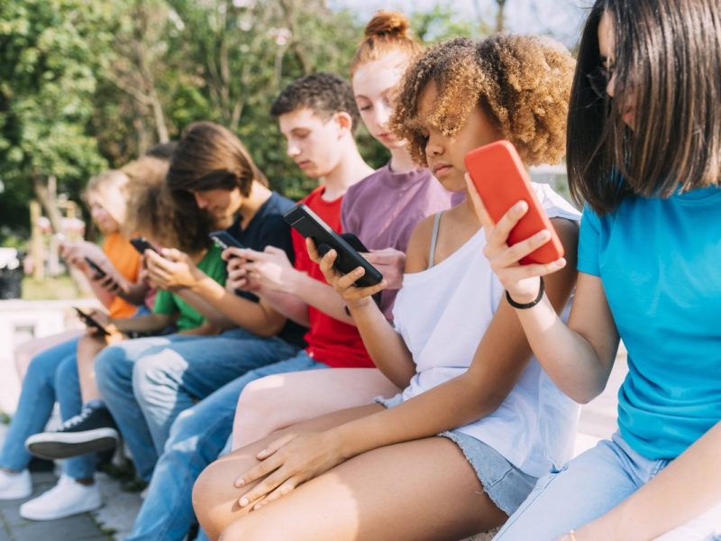 Berlin und der Krieg in Israel: Jugendliche konsumieren Nachrichten am Handy.