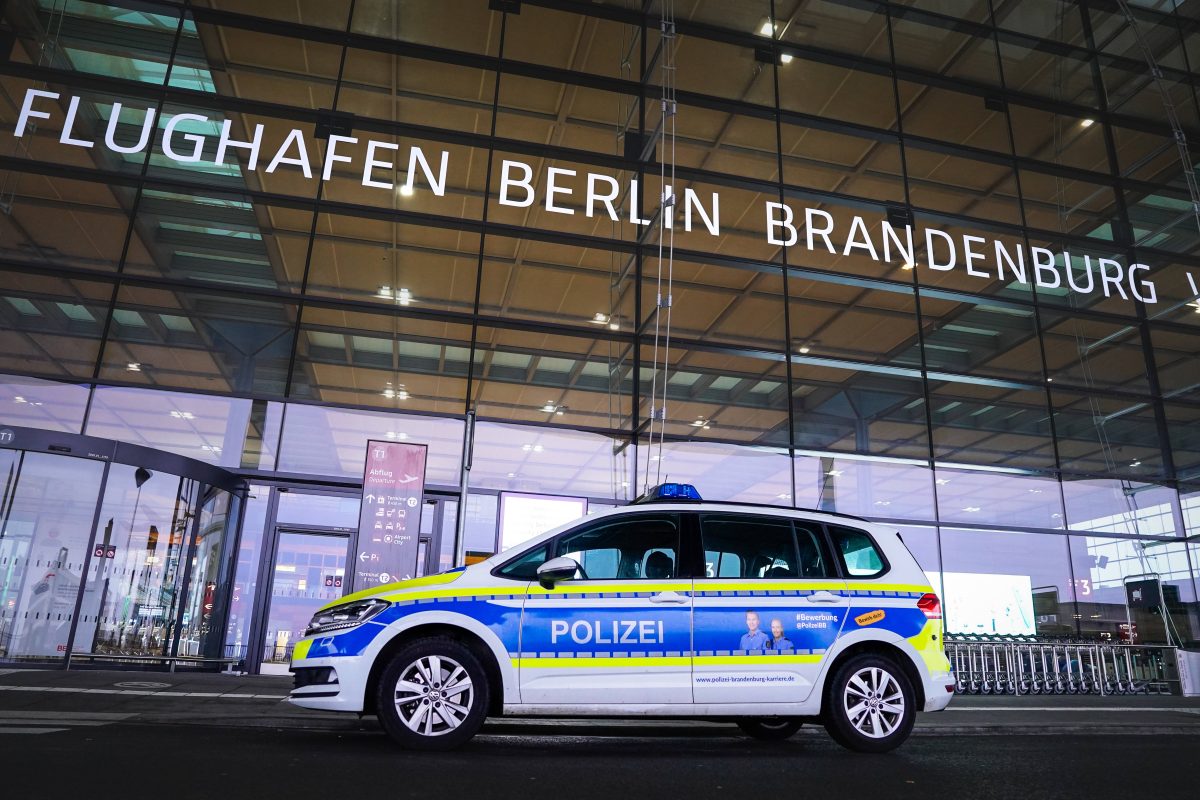 Polizei am Flughafen BER