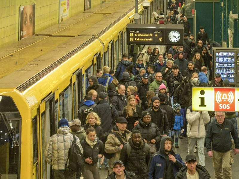 Überfüllte U-Bahnen der BVG in Berlin.