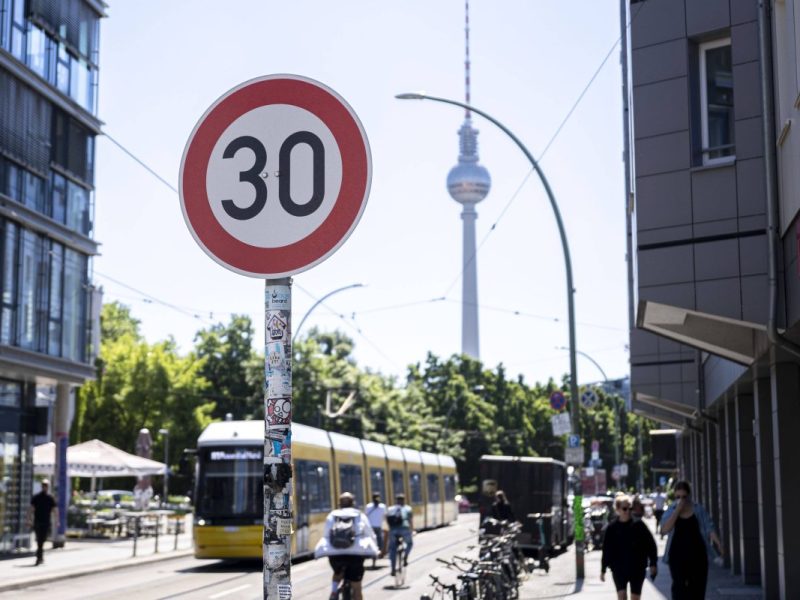 Viele Menschen sind mit dem Auto in Berlin unterwegs.