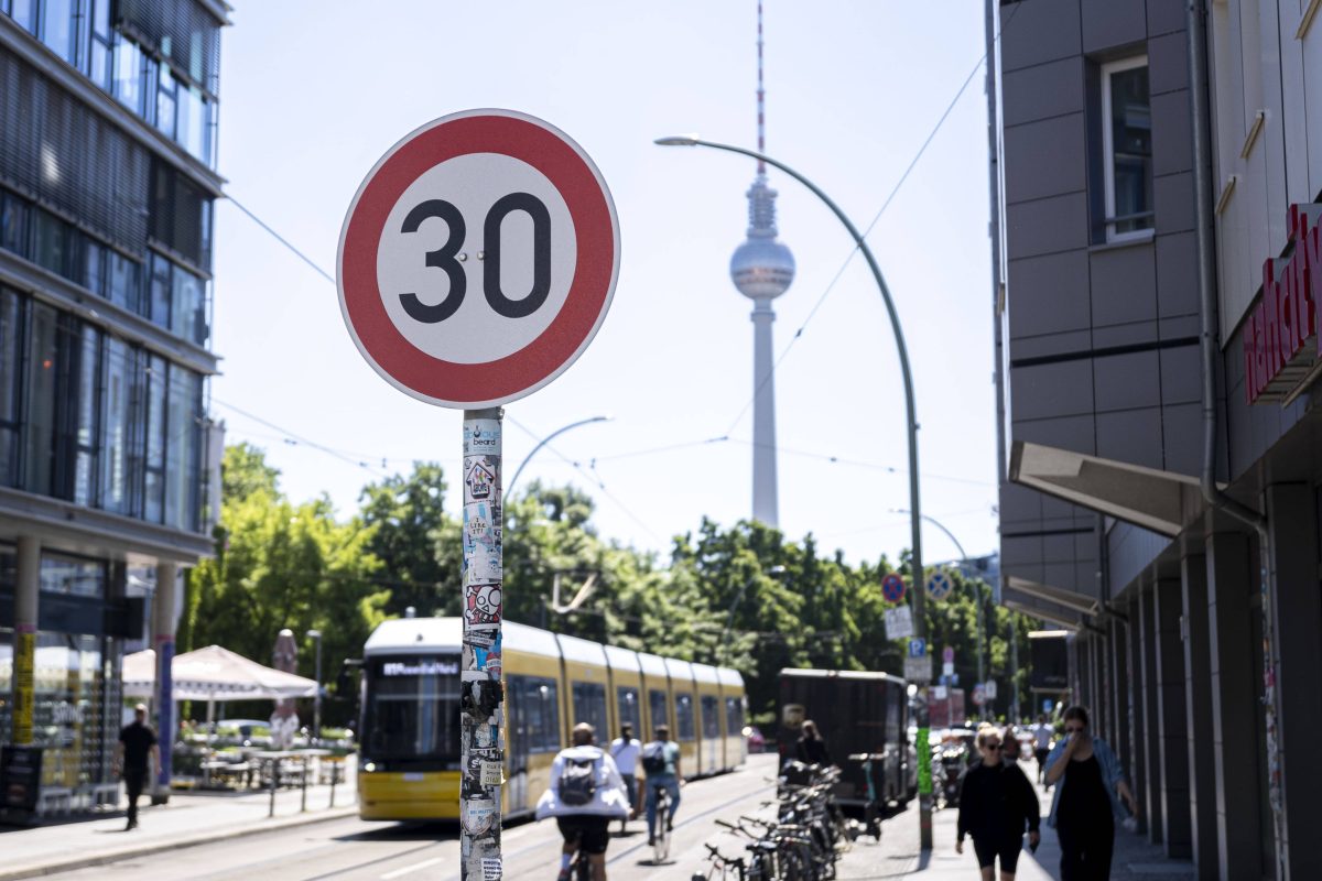 Viele Menschen sind mit dem Auto in Berlin unterwegs.