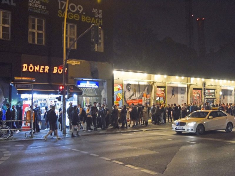 Die Schlange vor dem KitKatClub ist meist sehr lang.