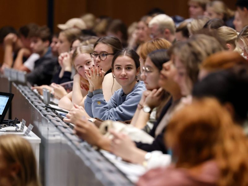 Symbolbild. Studenten in einer Uni. Auch in Berlin studieren viele Menschen.