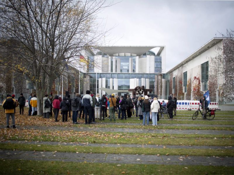Symbolbild. Protest vor dem Kanzleramt.