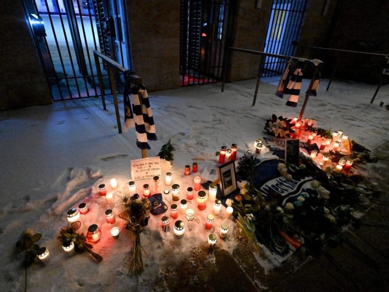 Nach dem Tod von Kay Bernstein zogen Fans am Dienstag vor das Olympiastation und zündeten dort Kerzen an.