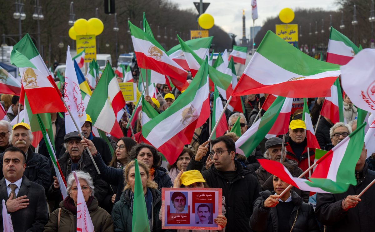 Bei einer Demo in Berlin protestieren hunderte gegen das Regime im Iran.