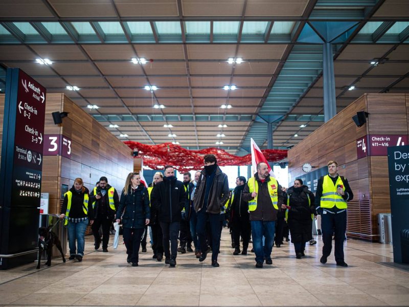 Symbolbild. Streik am Flughafen BER.