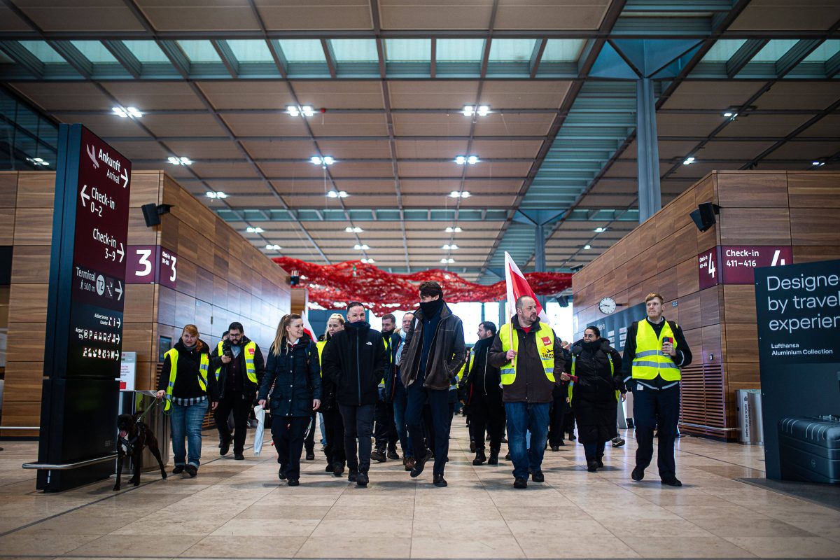 Symbolbild. Streik am Flughafen BER.