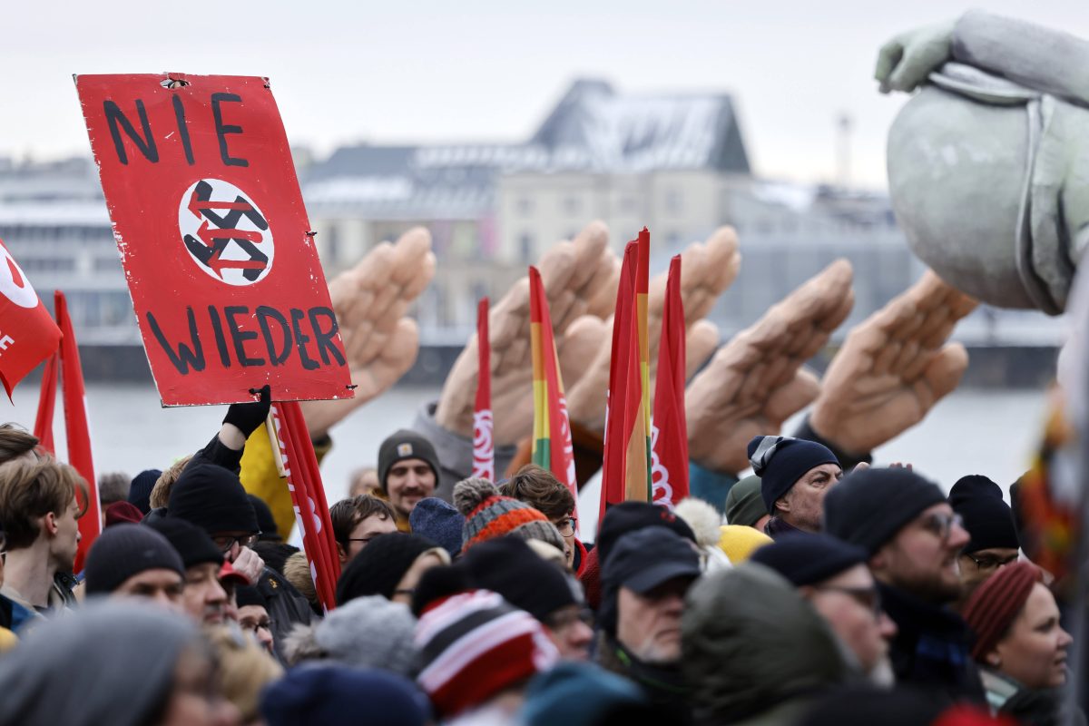 Bei einem Karnevalsumzug in Süddeutschland hat es einen Nazi-Skandal gegeben.