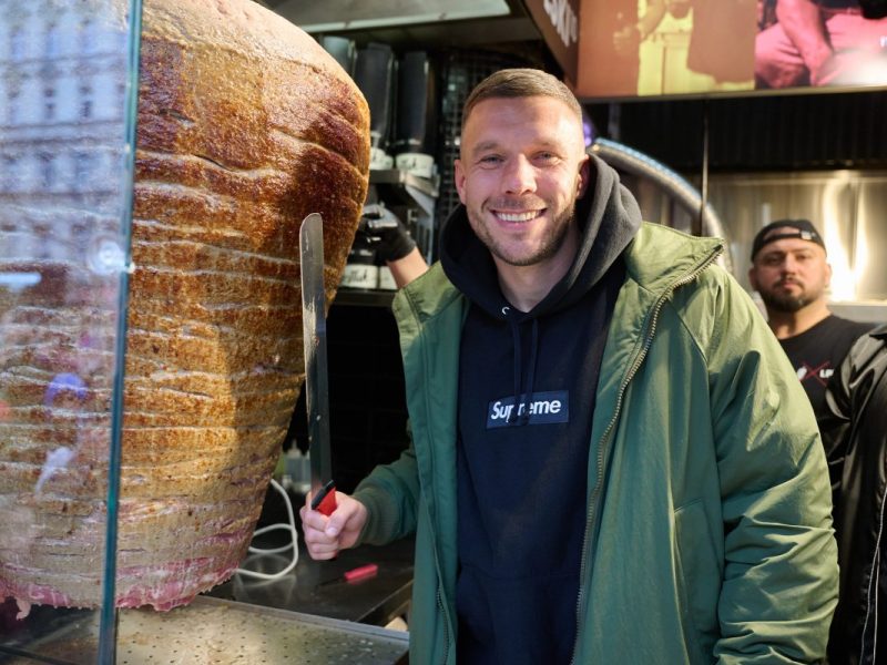 Lukas Podolski verkauft Döner in Berlin
