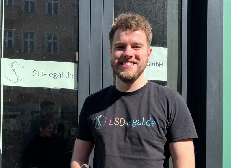 Daniel Becker ist der Gründer und Geschäftsführer von LSD legal in Berlin-Friedrichshain.