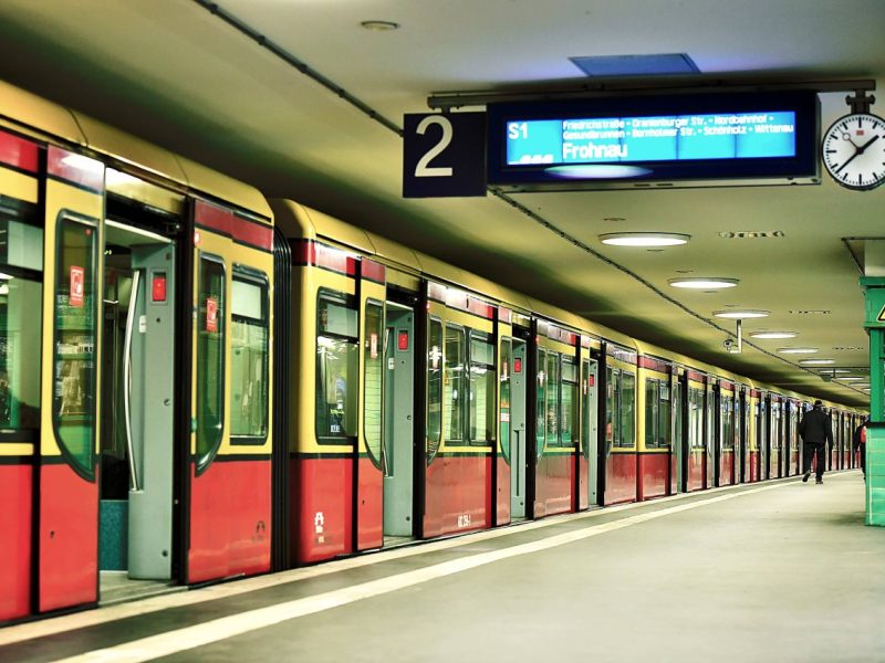 Auf der Linie S1 der S-Bahn Berlin dauert die Fahrt in der Nacht zu Dienstag etwas länger.