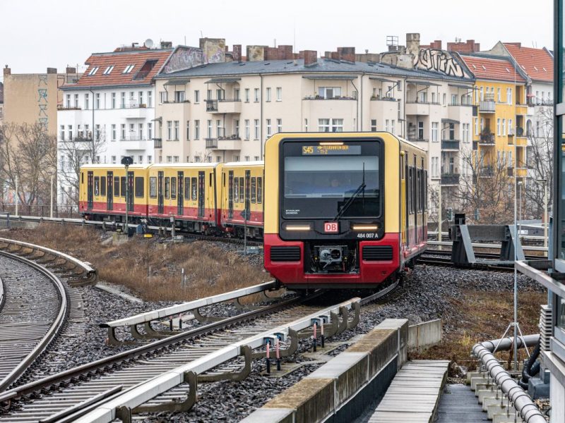 Gleich zwei Linien der S-Bahn Berlin werden für mehrere Wochen verkürzt. Ein international wichtiger Ort verliert dabei komplett den Anschluss