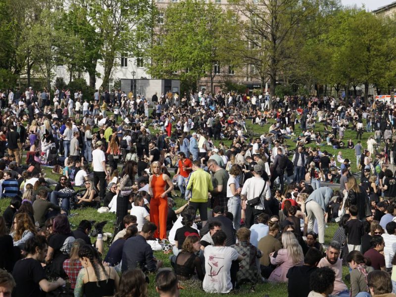 1. Mai, Tag der Arbeit. Menschenmenge im Görlitzer Park, Party, Feiern, Treffpunkt, Berlin-Kreuzberg 1. Mai, Tag der Arbeit, Menschenmenge im Görlitzer Park in Kreuzberg.