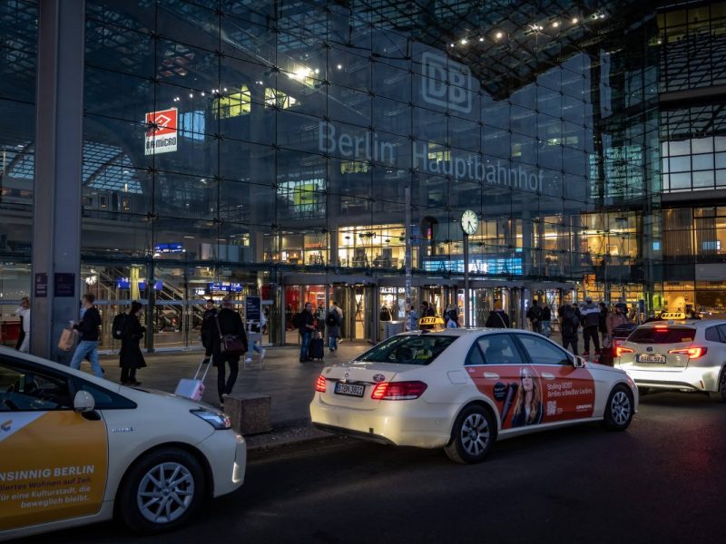 Im Streit um Fahrgäste zwischen Uber, Bolt und Co. und Berliner Taxi-Fahrern soll eine Neuerung für einen faireren Wettbewerb sorgen.