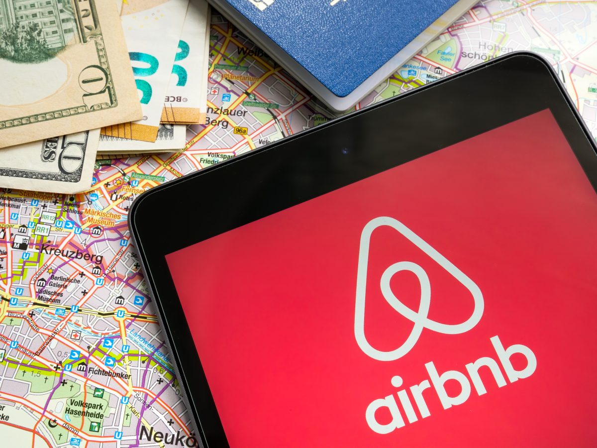 Airbnb: Urlauberin betritt Wohnung – plötzlich wird sie angegriffen