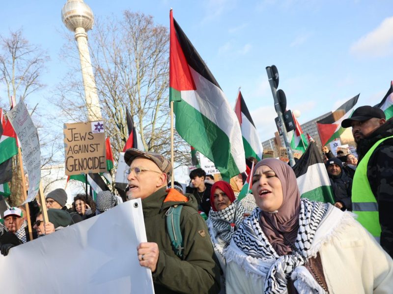 Demo in Berlin für Palästina am Alexanderplatz Ende Januar 2024.
