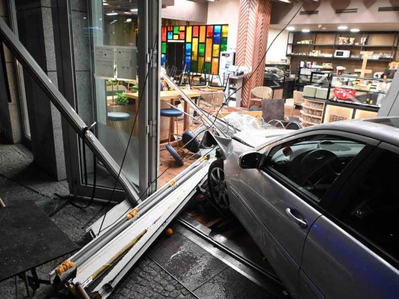 In Berlin-Mitte krachte es am Freitagabend ordentlich. Ein Wagen landete dabei in einem Lokal!